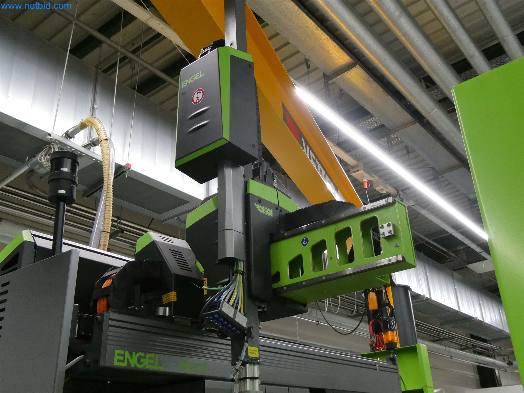 Vstřikovací stroje, CNC stroje a montážní linky pro topná tělesa a automobilové komponenty-16