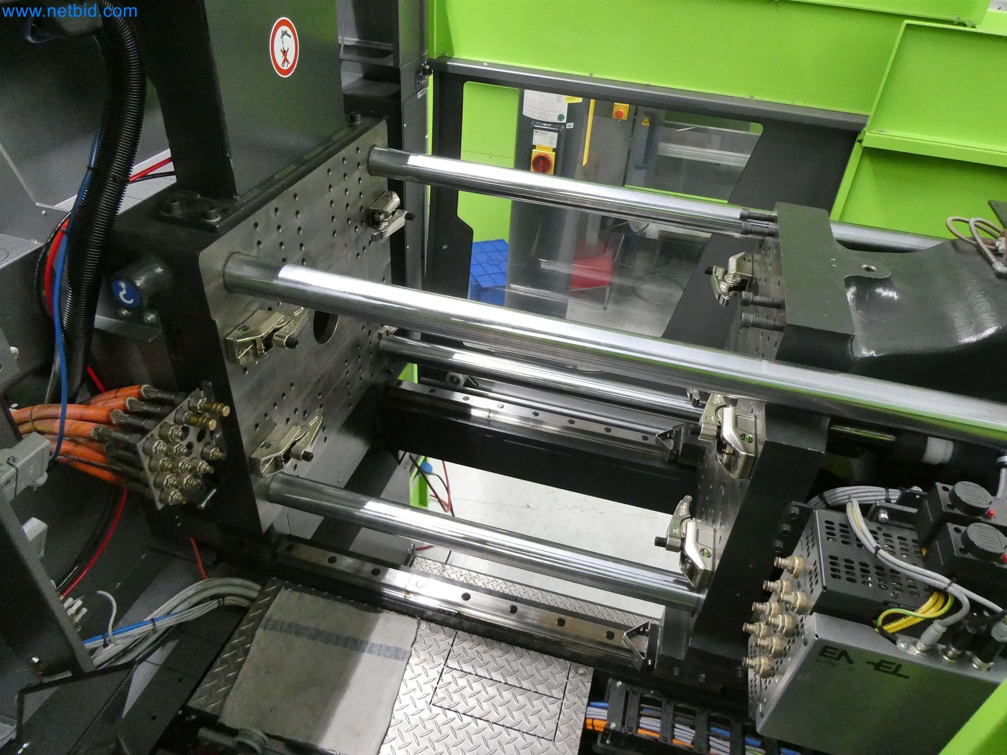 Vstřikovací stroje, CNC stroje a montážní linky pro topná tělesa a automobilové komponenty-4