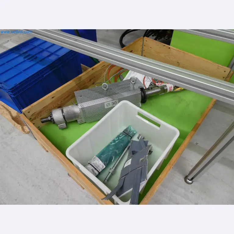 Vstřikovací stroje, CNC stroje a montážní linky pro topná tělesa a automobilové komponenty-8