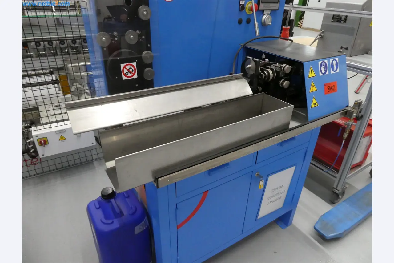 Máquinas de moldagem por injeção, máquinas CNC e linhas de montagem para elementos de aquecimento e componentes automóveis-3