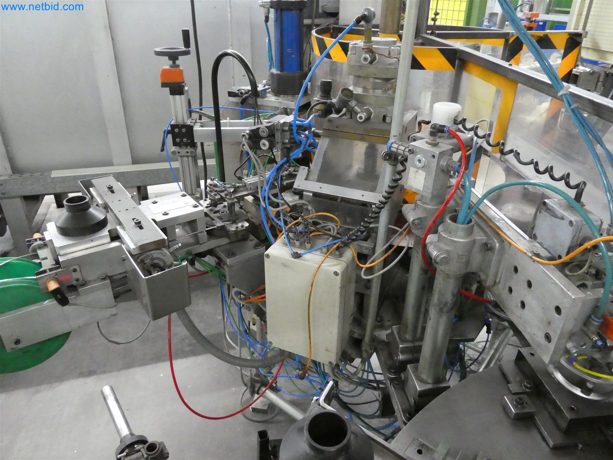 Máquinas de moldagem por injeção, máquinas CNC e linhas de montagem para elementos de aquecimento e componentes automóveis-9