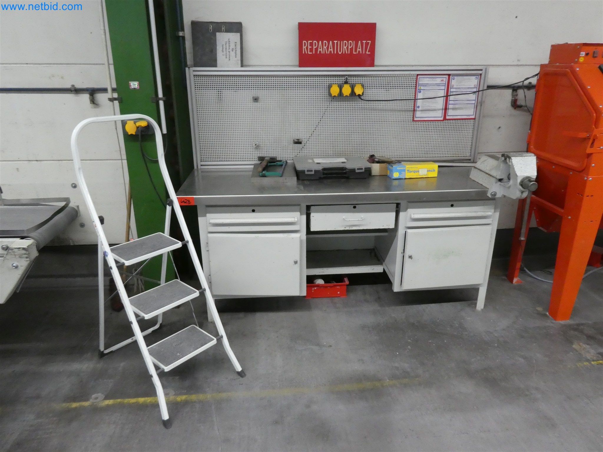 Máquinas de moldagem por injeção, máquinas CNC e linhas de montagem para elementos de aquecimento e componentes automóveis-1