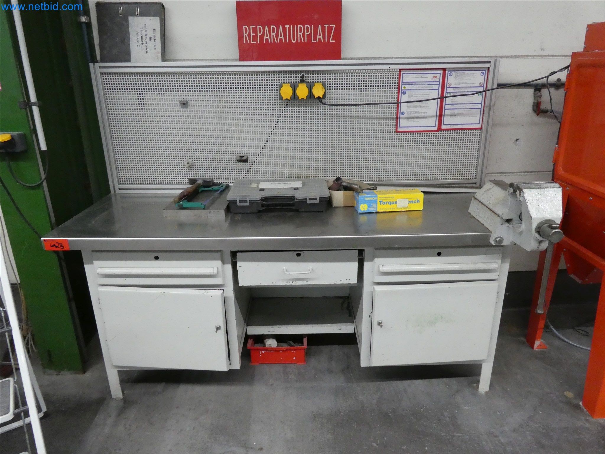 Máquinas de moldagem por injeção, máquinas CNC e linhas de montagem para elementos de aquecimento e componentes automóveis-2