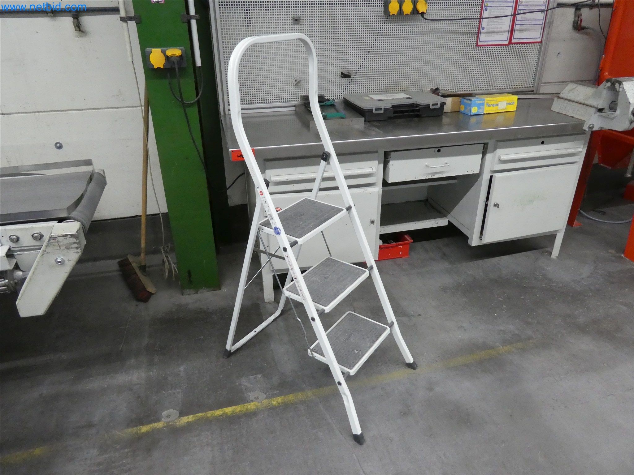 Máquinas de moldagem por injeção, máquinas CNC e linhas de montagem para elementos de aquecimento e componentes automóveis-3