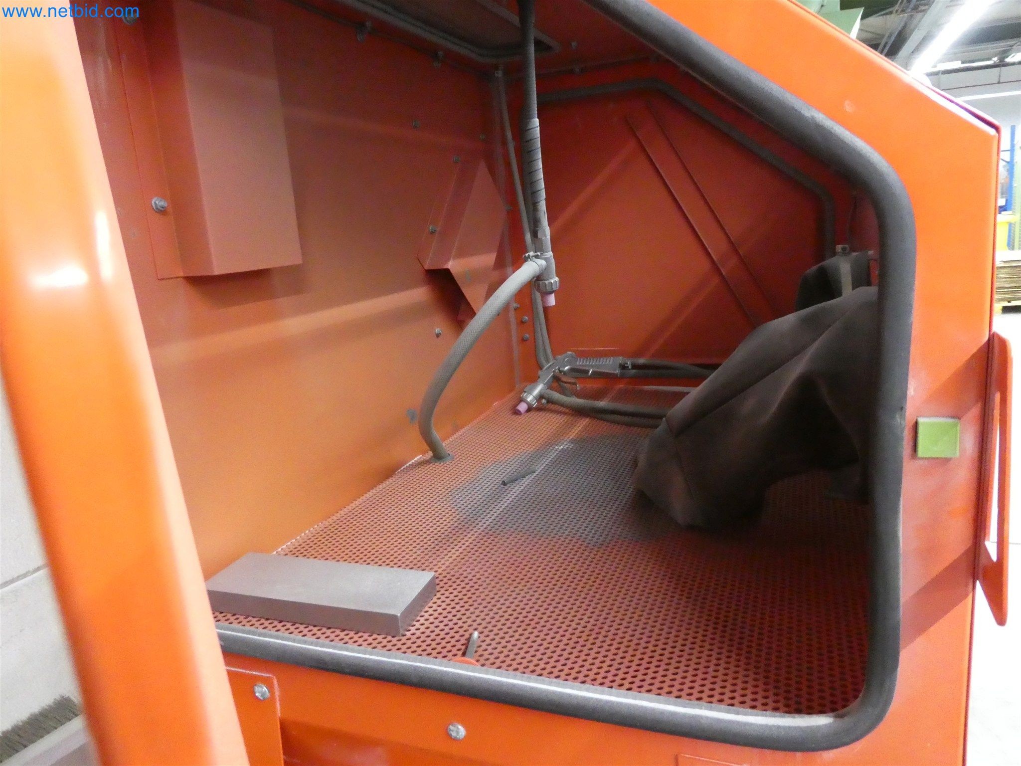 Máquinas de moldagem por injeção, máquinas CNC e linhas de montagem para elementos de aquecimento e componentes automóveis-2