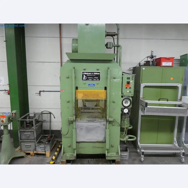 Máquinas de moldagem por injeção, máquinas CNC e linhas de montagem para elementos de aquecimento e componentes automóveis-1