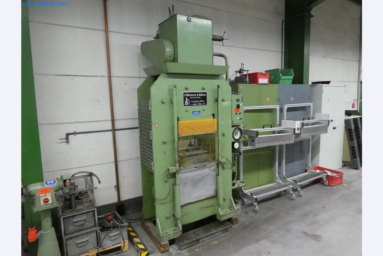 Máquinas de moldagem por injeção, máquinas CNC e linhas de montagem para elementos de aquecimento e componentes automóveis-2