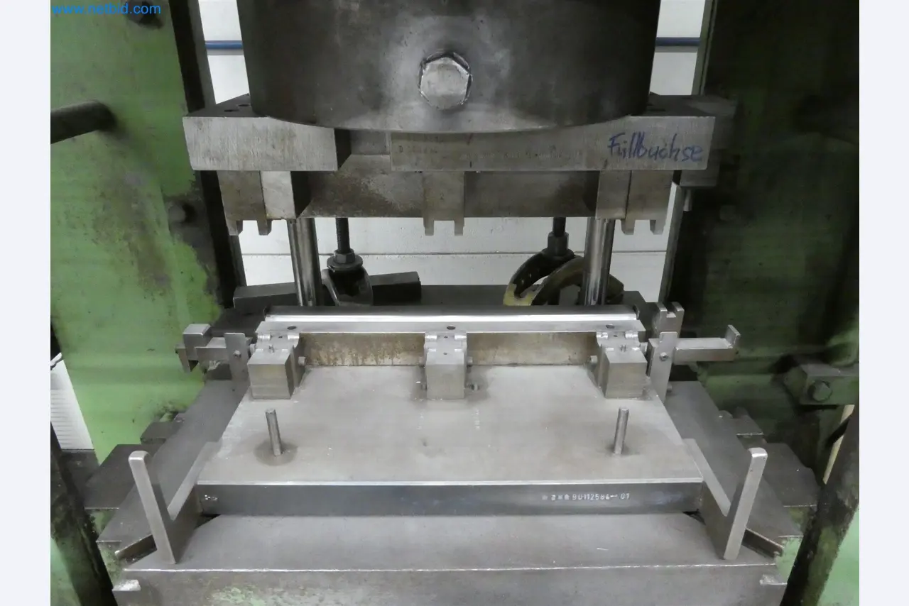 Máquinas de moldagem por injeção, máquinas CNC e linhas de montagem para elementos de aquecimento e componentes automóveis-3