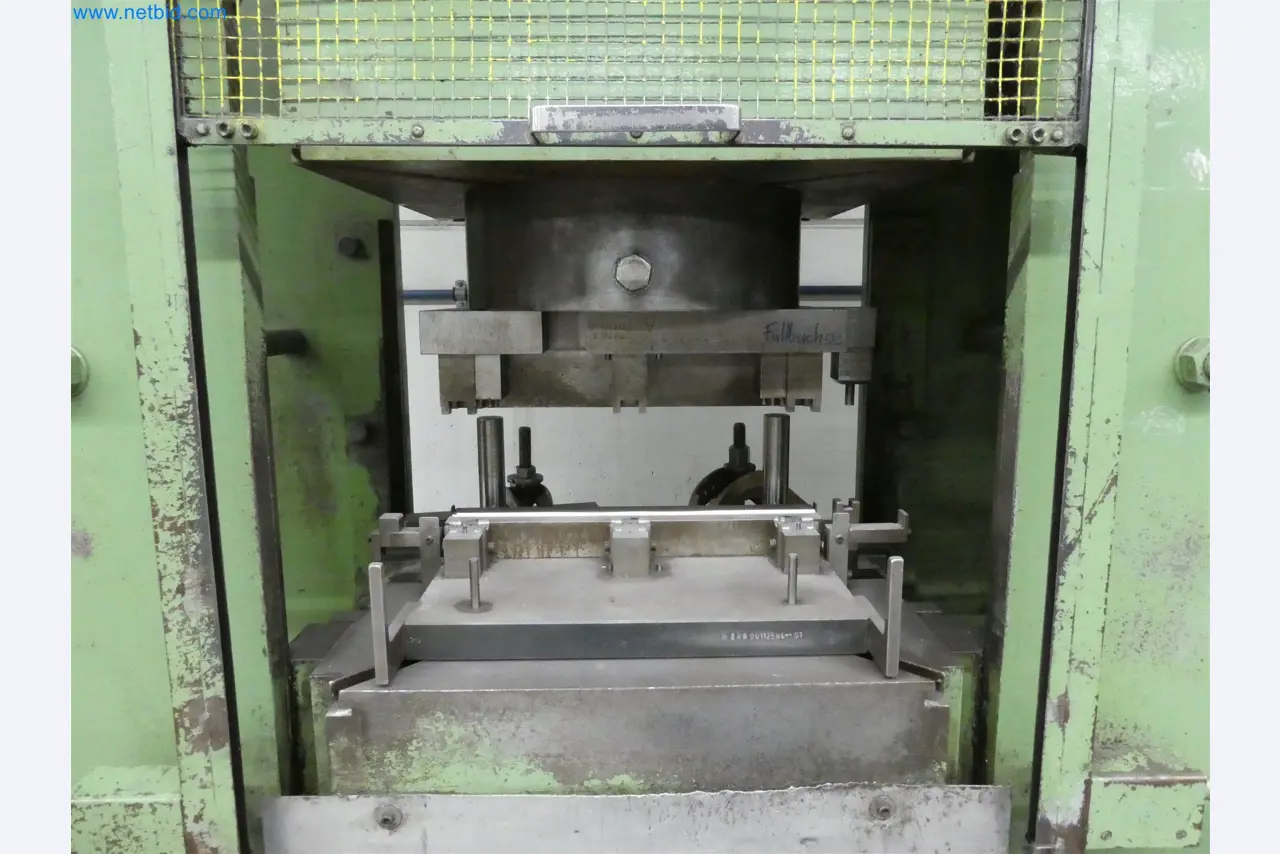 Máquinas de moldagem por injeção, máquinas CNC e linhas de montagem para elementos de aquecimento e componentes automóveis-5