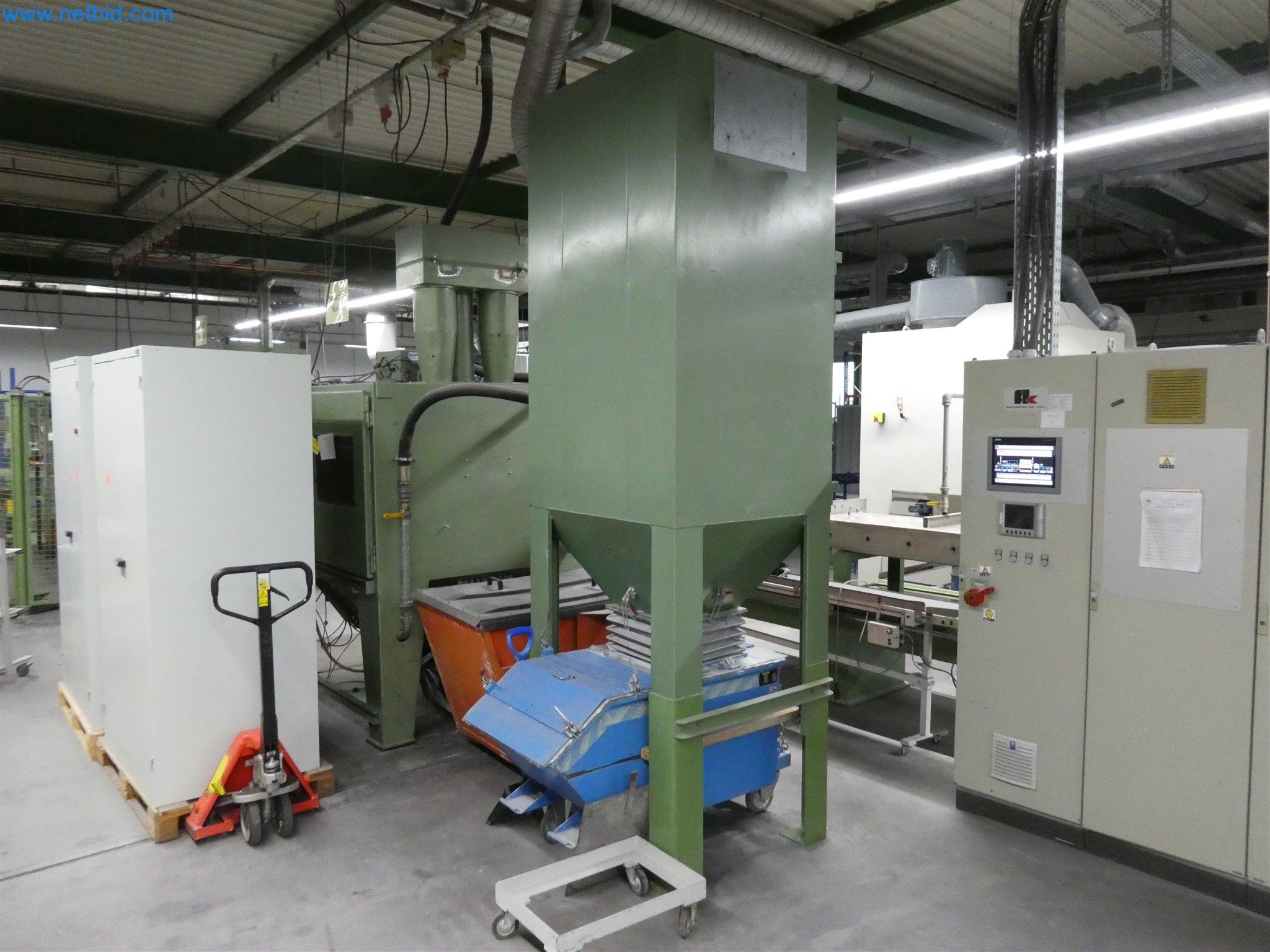 Máquinas de moldagem por injeção, máquinas CNC e linhas de montagem para elementos de aquecimento e componentes automóveis-3