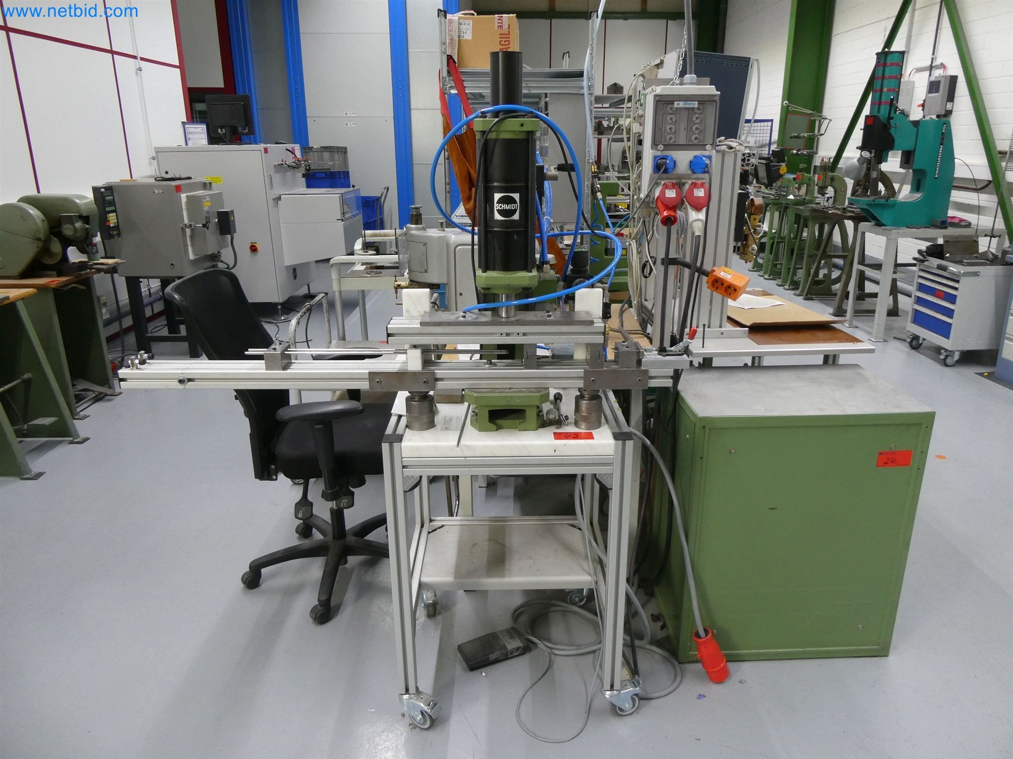 Máquinas de moldagem por injeção, máquinas CNC e linhas de montagem para elementos de aquecimento e componentes automóveis-1