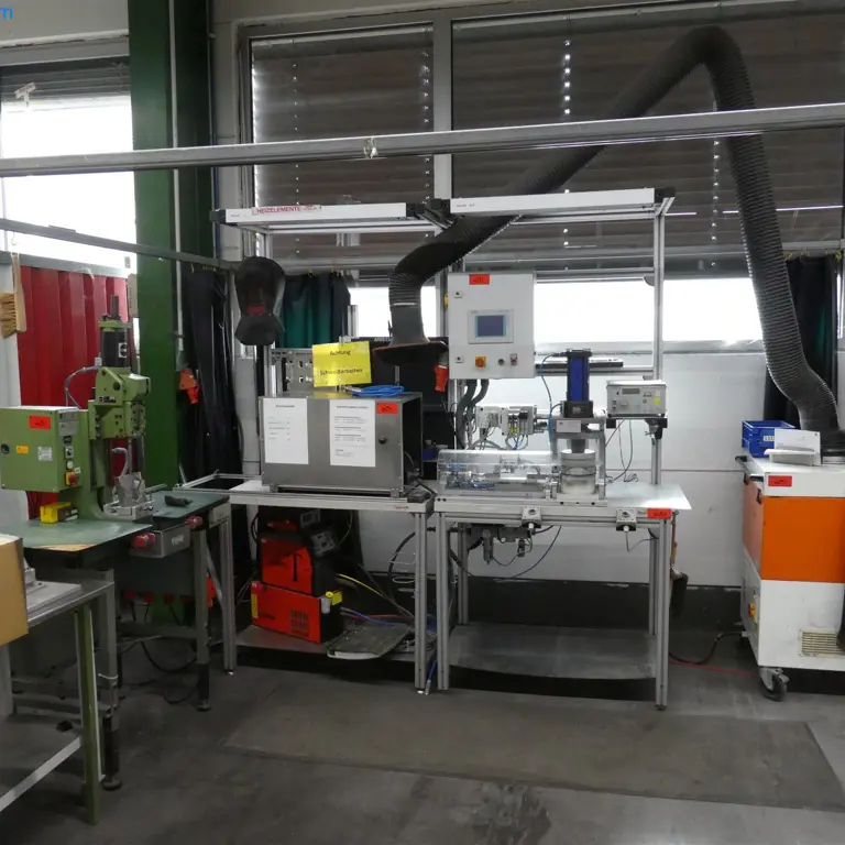 Estação de montagem da tampa