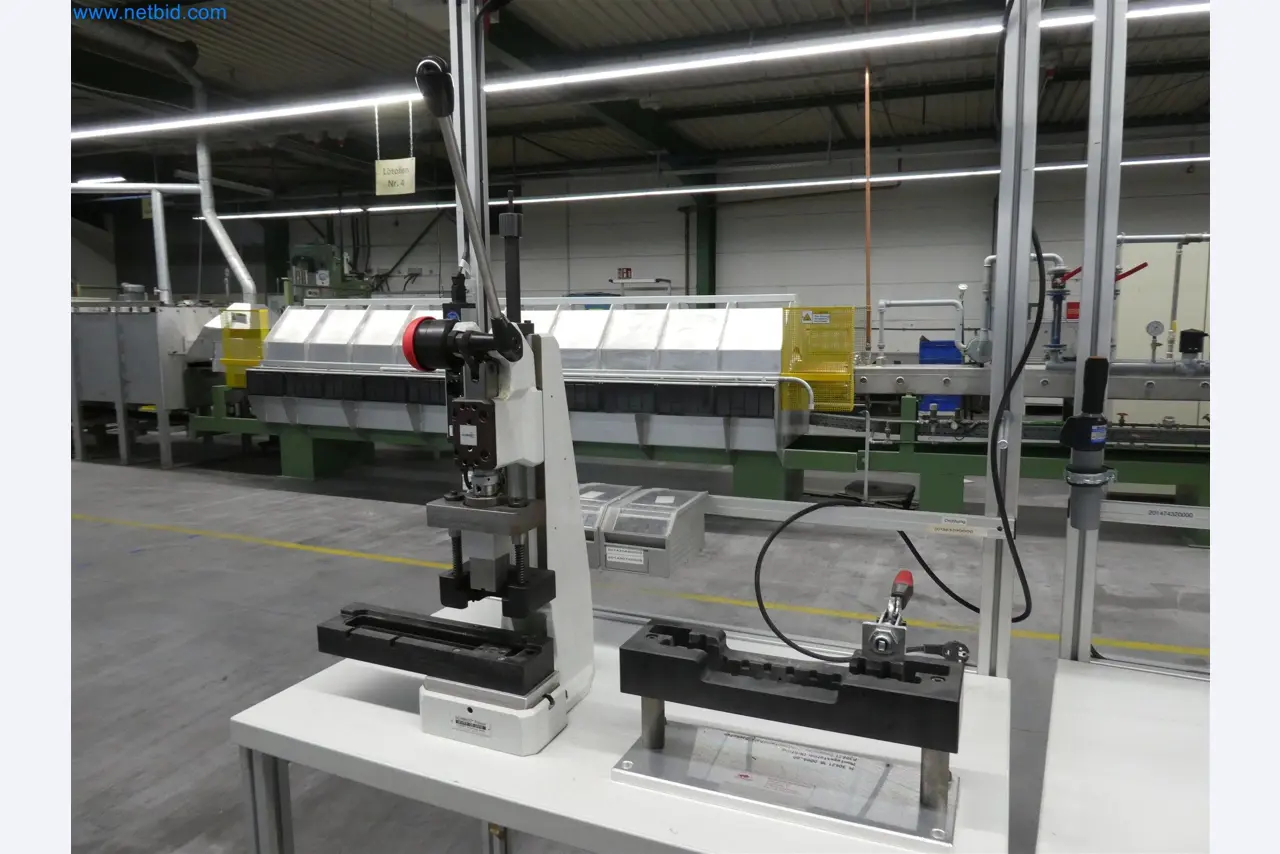 Máquinas de moldagem por injeção, máquinas CNC e linhas de montagem para elementos de aquecimento e componentes automóveis-1