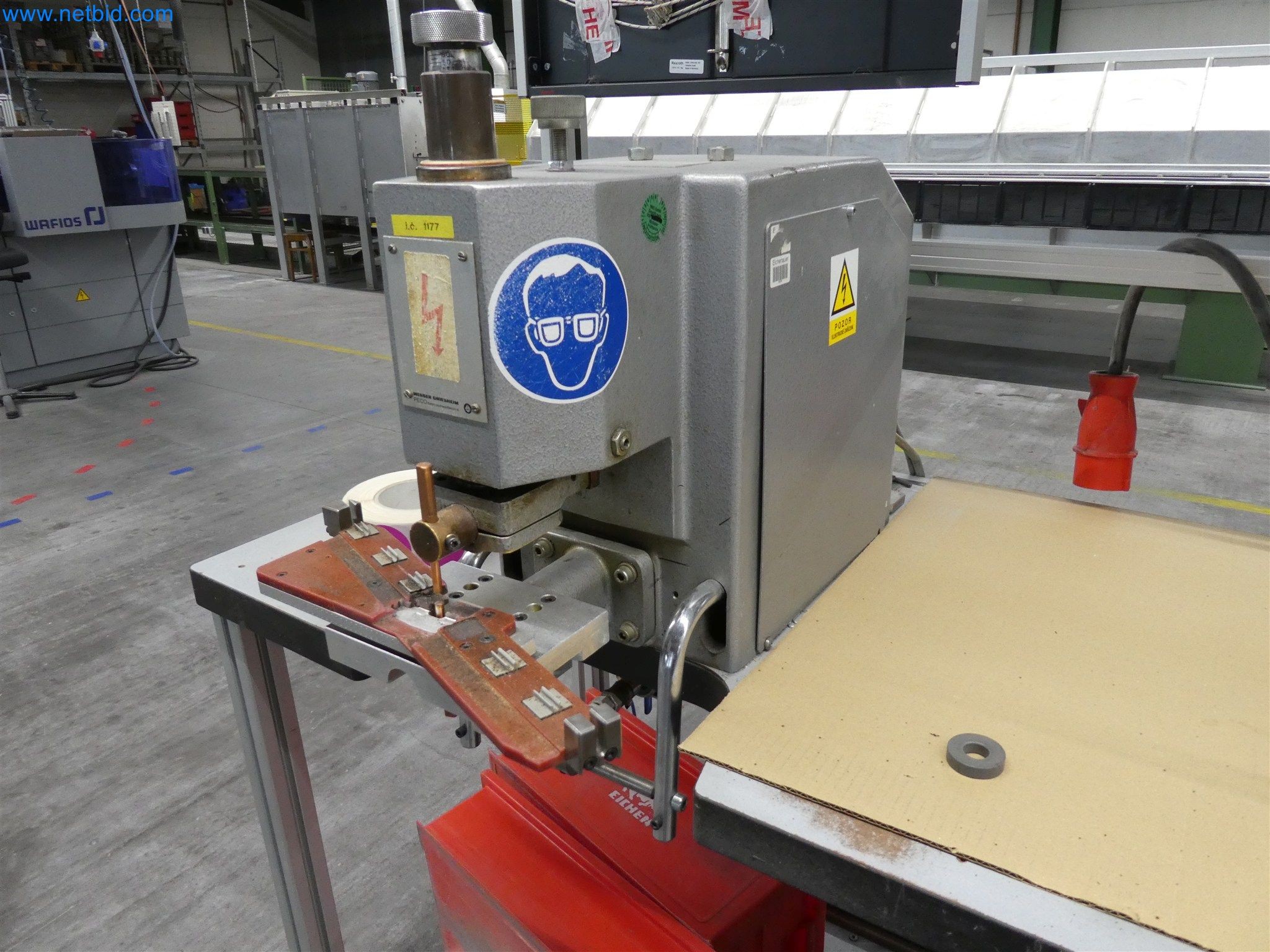 Máquinas de moldagem por injeção, máquinas CNC e linhas de montagem para elementos de aquecimento e componentes automóveis-1