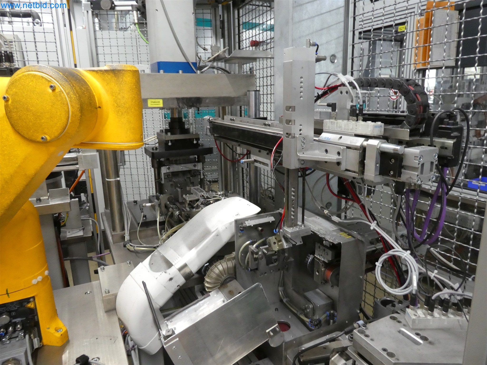 Máquinas de moldeo por inyección, máquinas CNC y líneas de montaje para elementos calefactores y componentes de automoción-9