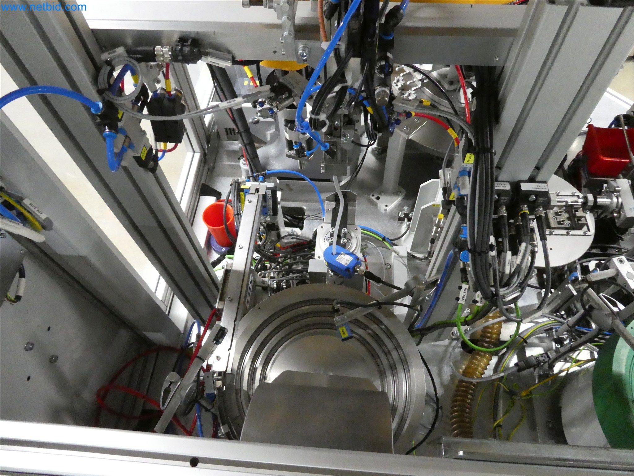 Máquinas de moldeo por inyección, máquinas CNC y líneas de montaje para elementos calefactores y componentes de automoción-12