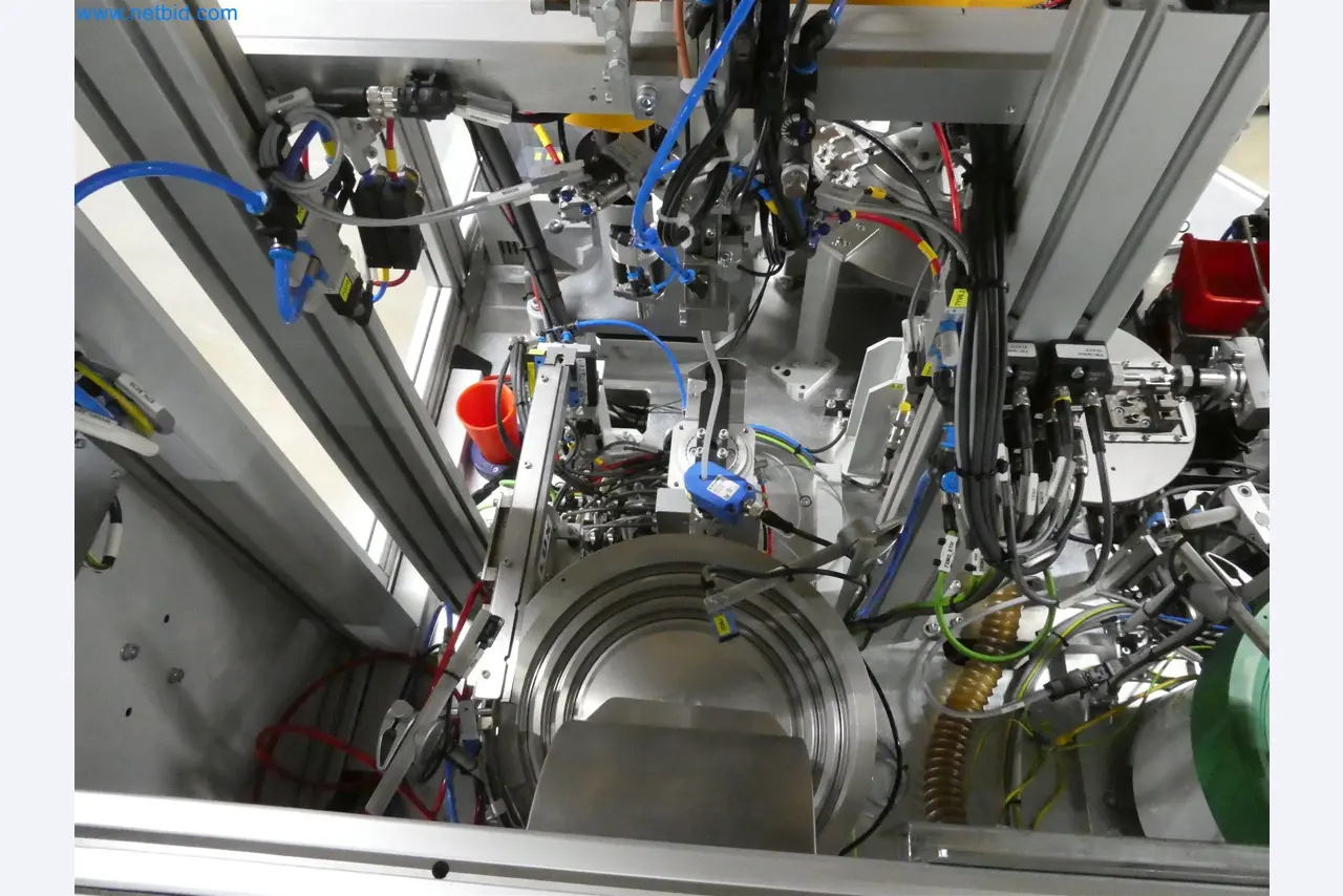 Máquinas de moldeo por inyección, máquinas CNC y líneas de montaje para elementos calefactores y componentes de automoción-12