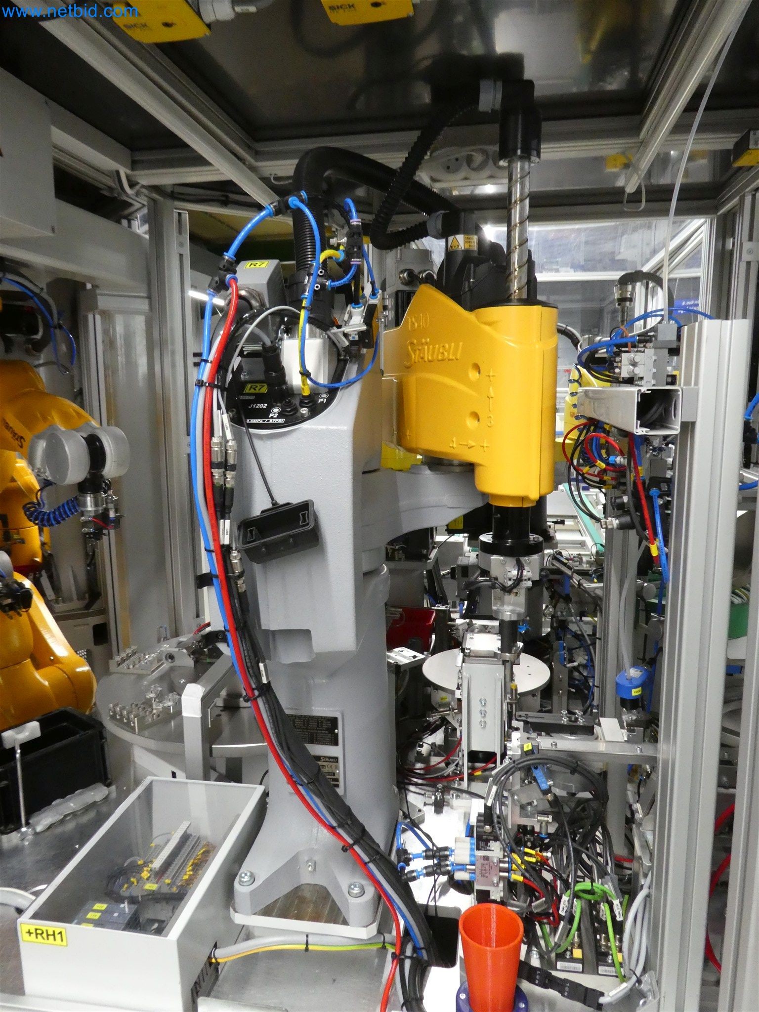 Máquinas de moldeo por inyección, máquinas CNC y líneas de montaje para elementos calefactores y componentes de automoción-13