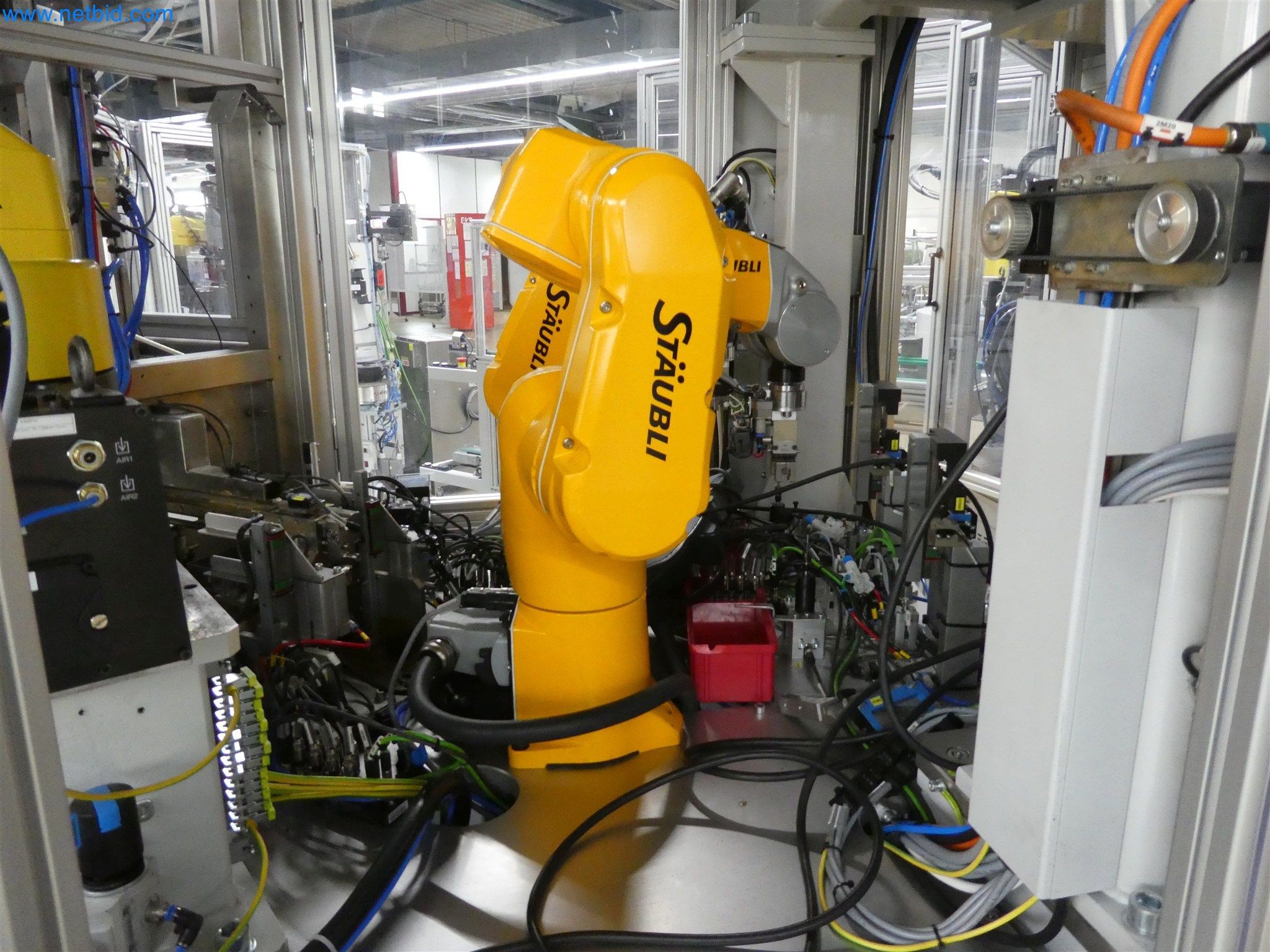 Máquinas de moldeo por inyección, máquinas CNC y líneas de montaje para elementos calefactores y componentes de automoción-22