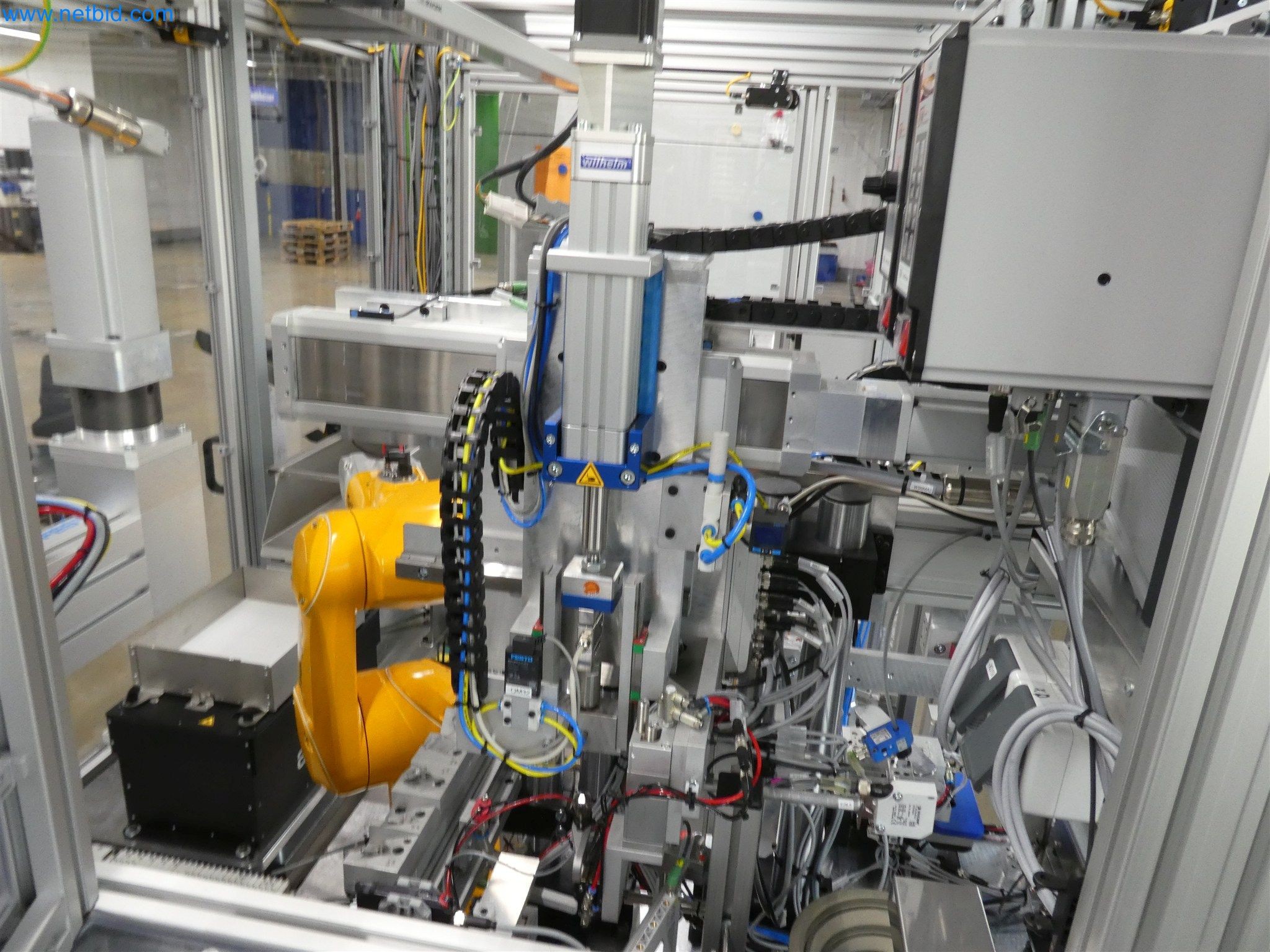 Máquinas de moldagem por injeção, máquinas CNC e linhas de montagem para elementos de aquecimento e componentes automóveis-24