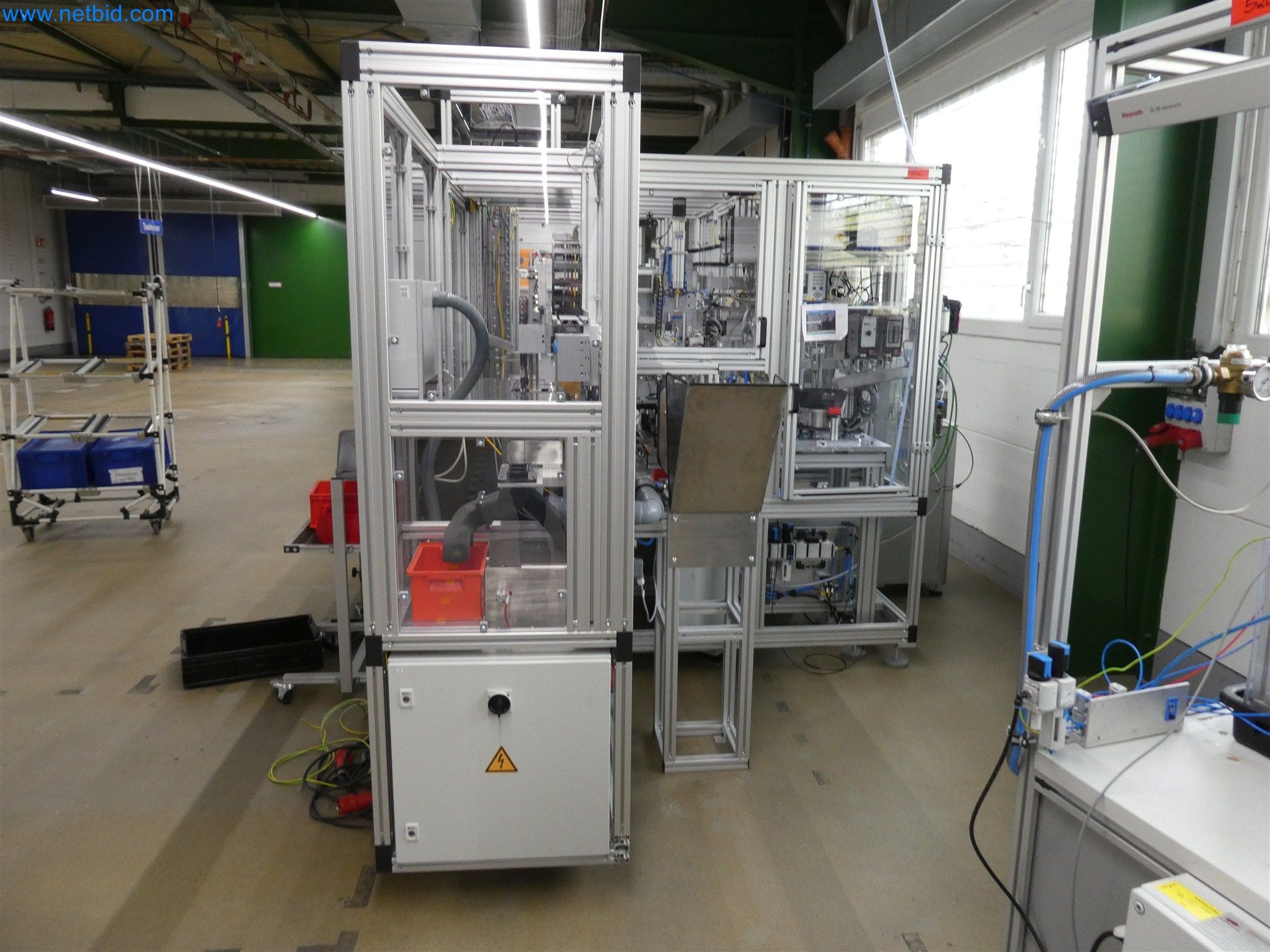 Máquinas de moldagem por injeção, máquinas CNC e linhas de montagem para elementos de aquecimento e componentes automóveis-2