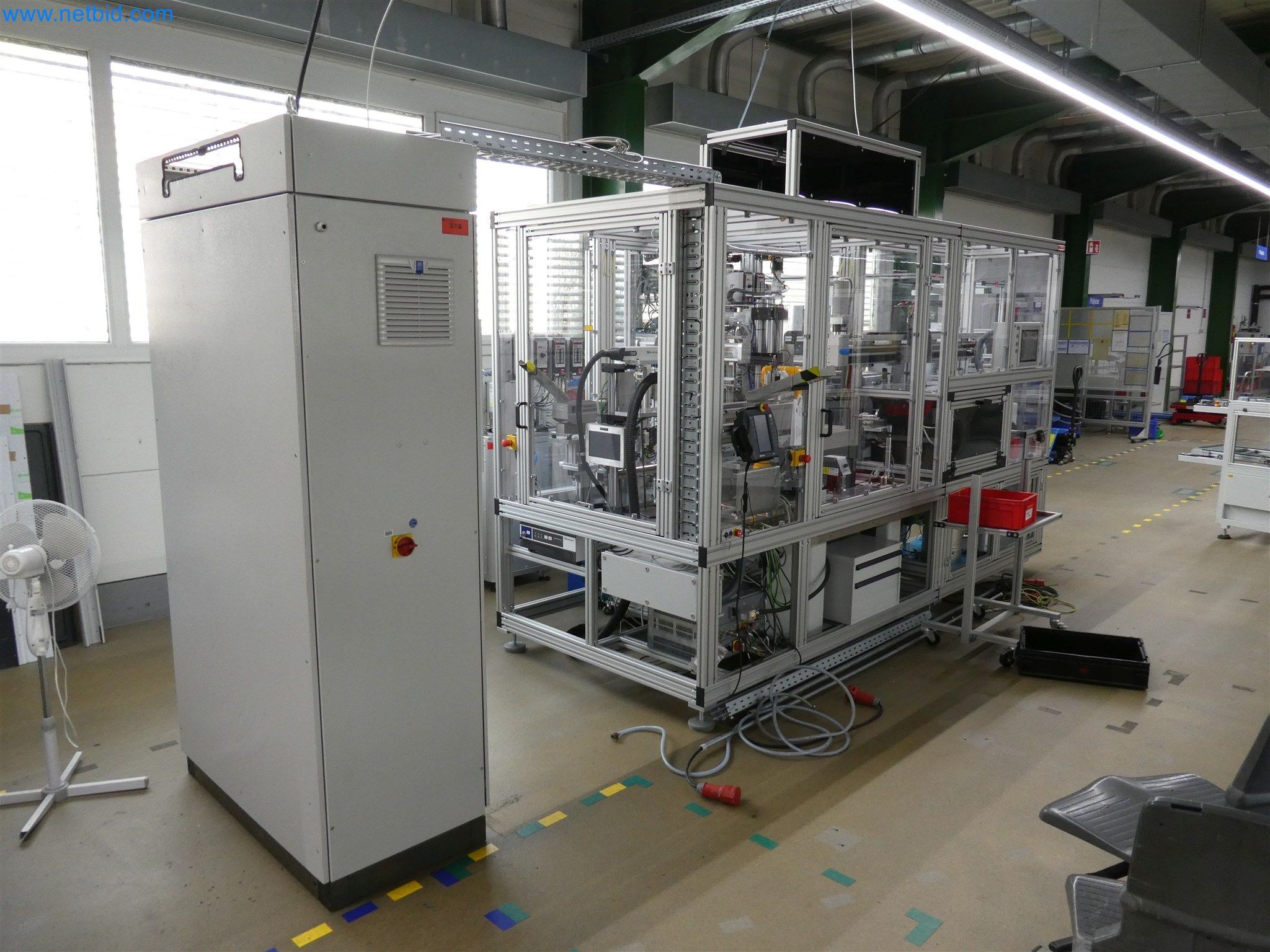 Máquinas de moldagem por injeção, máquinas CNC e linhas de montagem para elementos de aquecimento e componentes automóveis-3