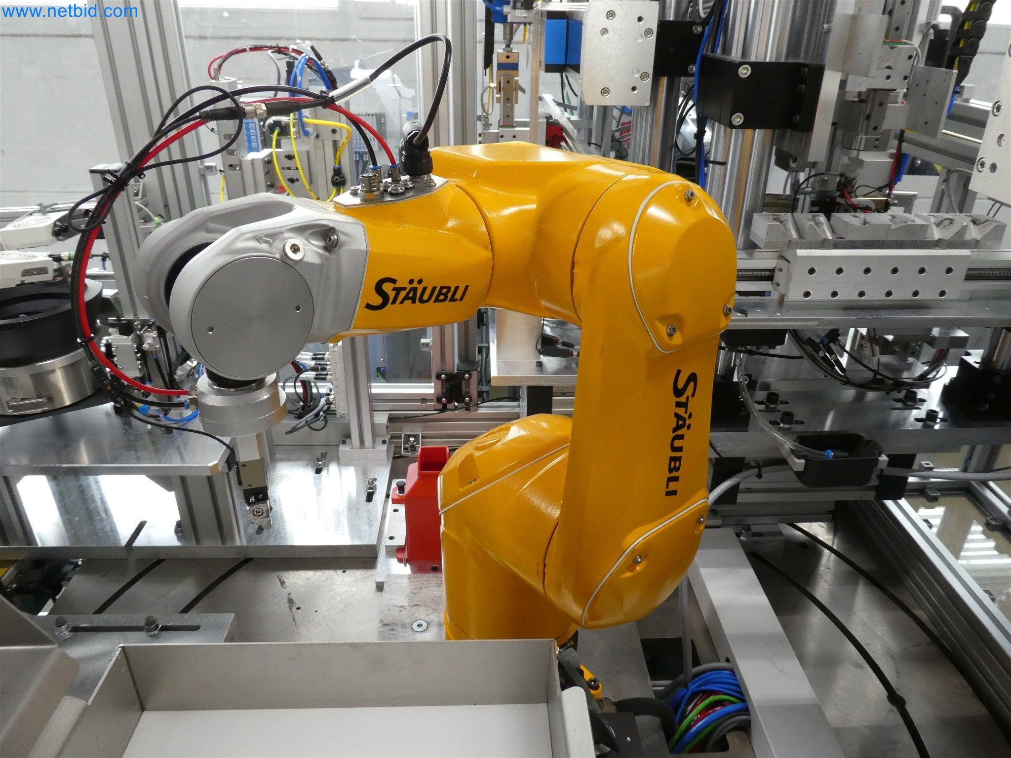 Máquinas de moldagem por injeção, máquinas CNC e linhas de montagem para elementos de aquecimento e componentes automóveis-5