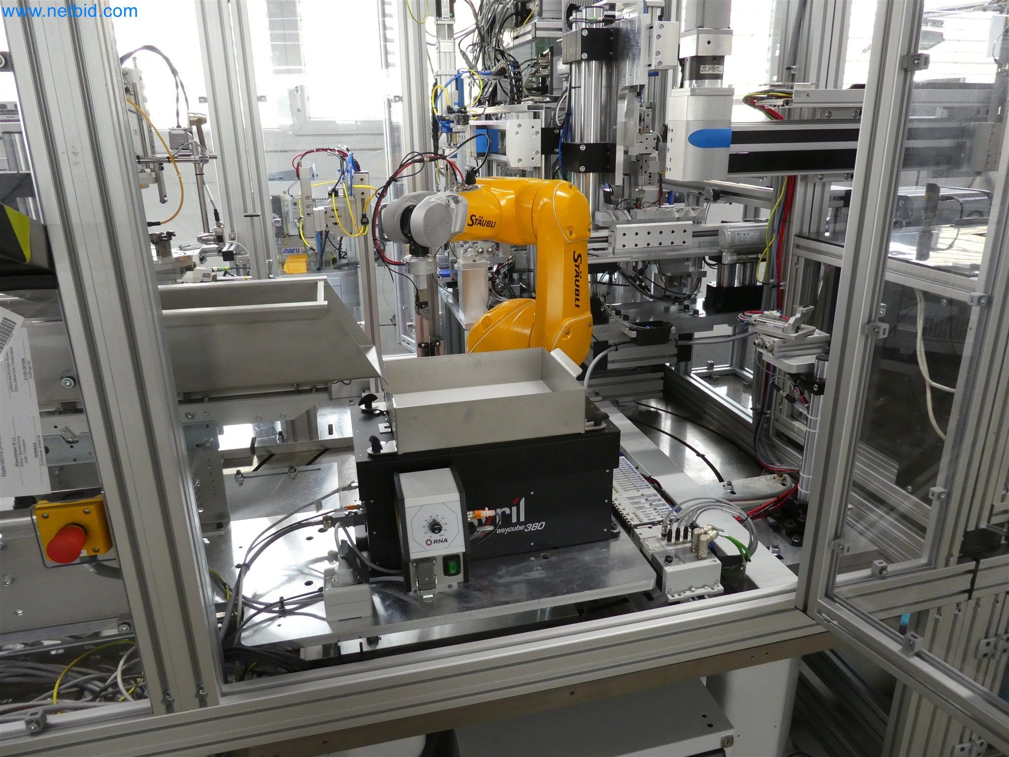 Máquinas de moldagem por injeção, máquinas CNC e linhas de montagem para elementos de aquecimento e componentes automóveis-6