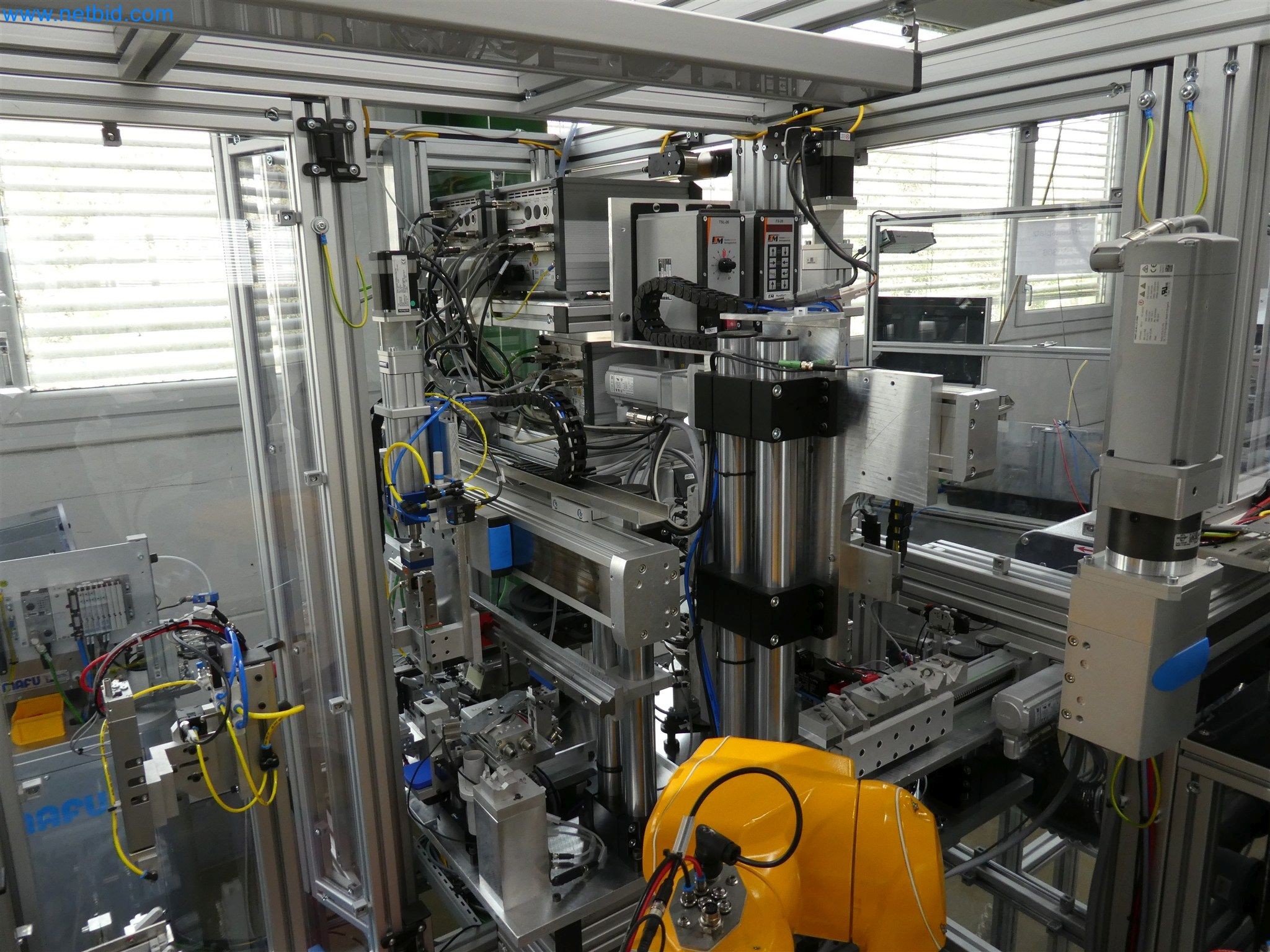 Máquinas de moldagem por injeção, máquinas CNC e linhas de montagem para elementos de aquecimento e componentes automóveis-8