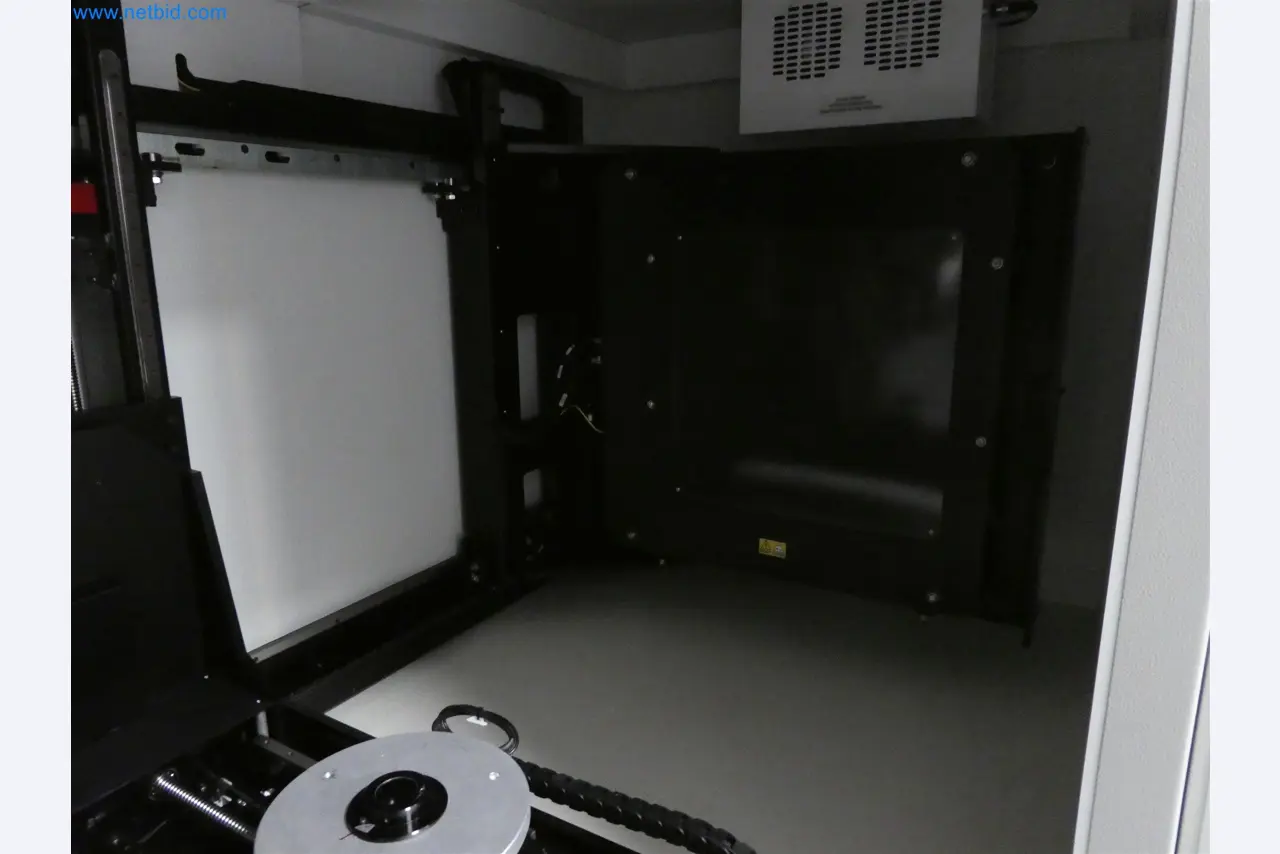 Machines de moulage par injection, machines CNC & lignes d'assemblage pour les éléments chauffants et les composants automobiles-4