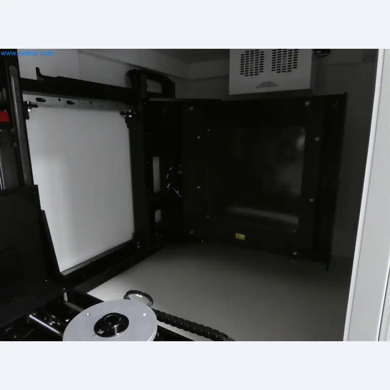 Machines de moulage par injection, machines CNC & lignes d'assemblage pour les éléments chauffants et les composants automobiles-4