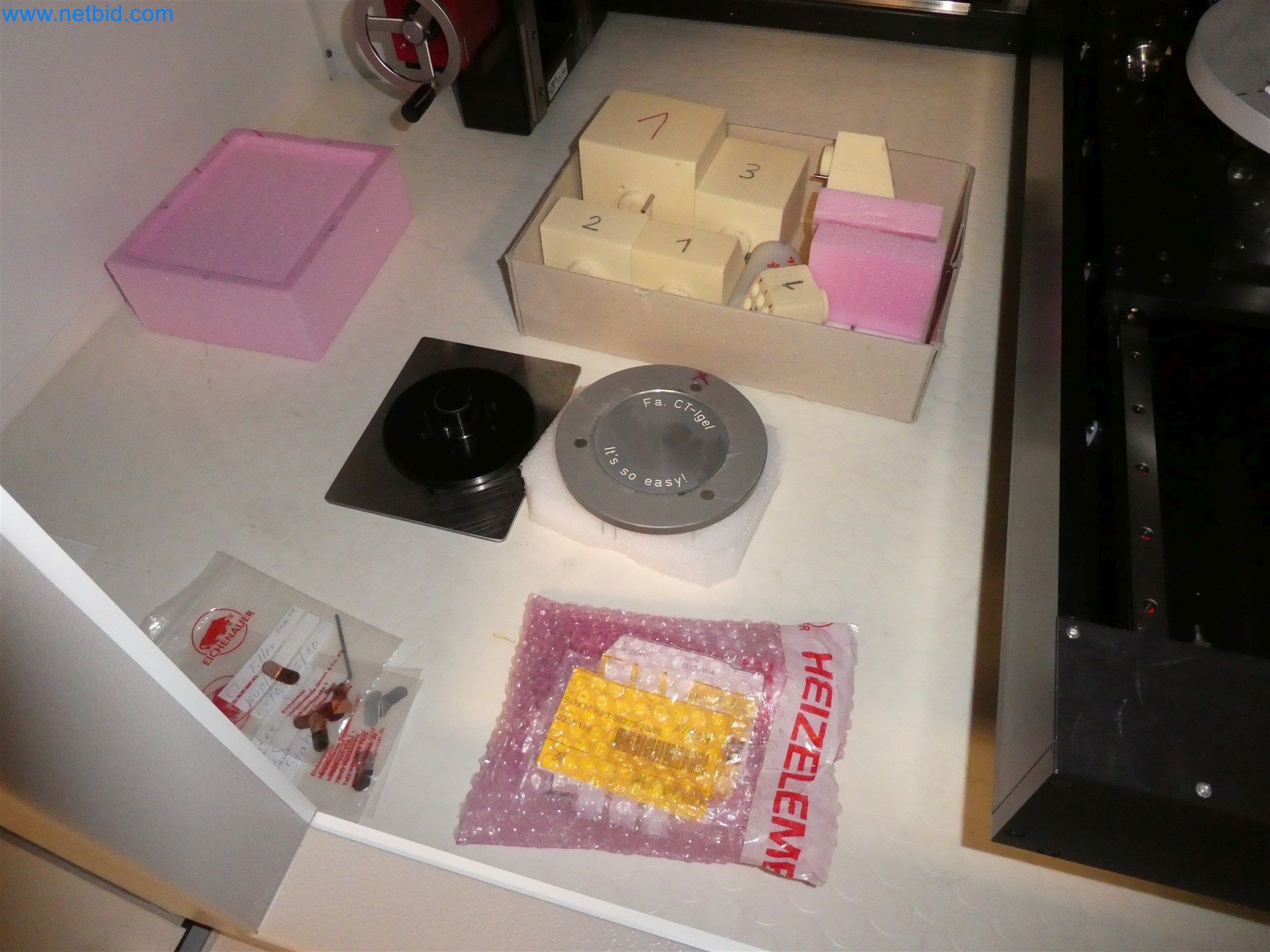 Machines de moulage par injection, machines CNC & lignes d'assemblage pour les éléments chauffants et les composants automobiles-6