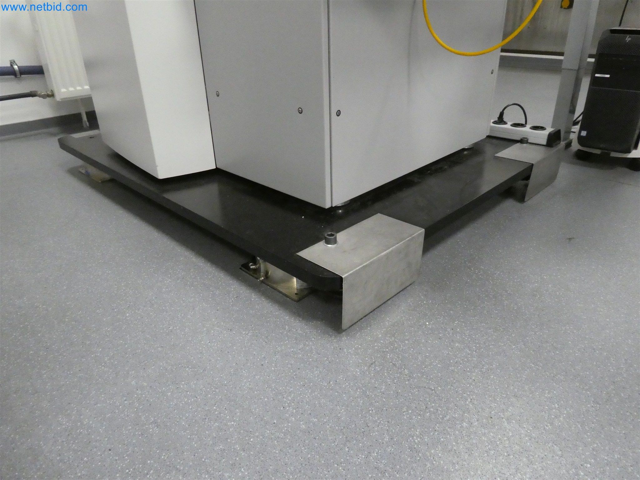 Machines de moulage par injection, machines CNC & lignes d'assemblage pour les éléments chauffants et les composants automobiles-9