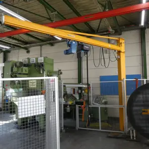 Grue pivotante sur colonne Demag