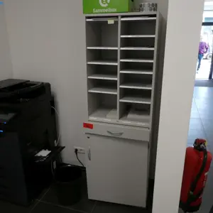 Combinaison d'armoires et d'étagères