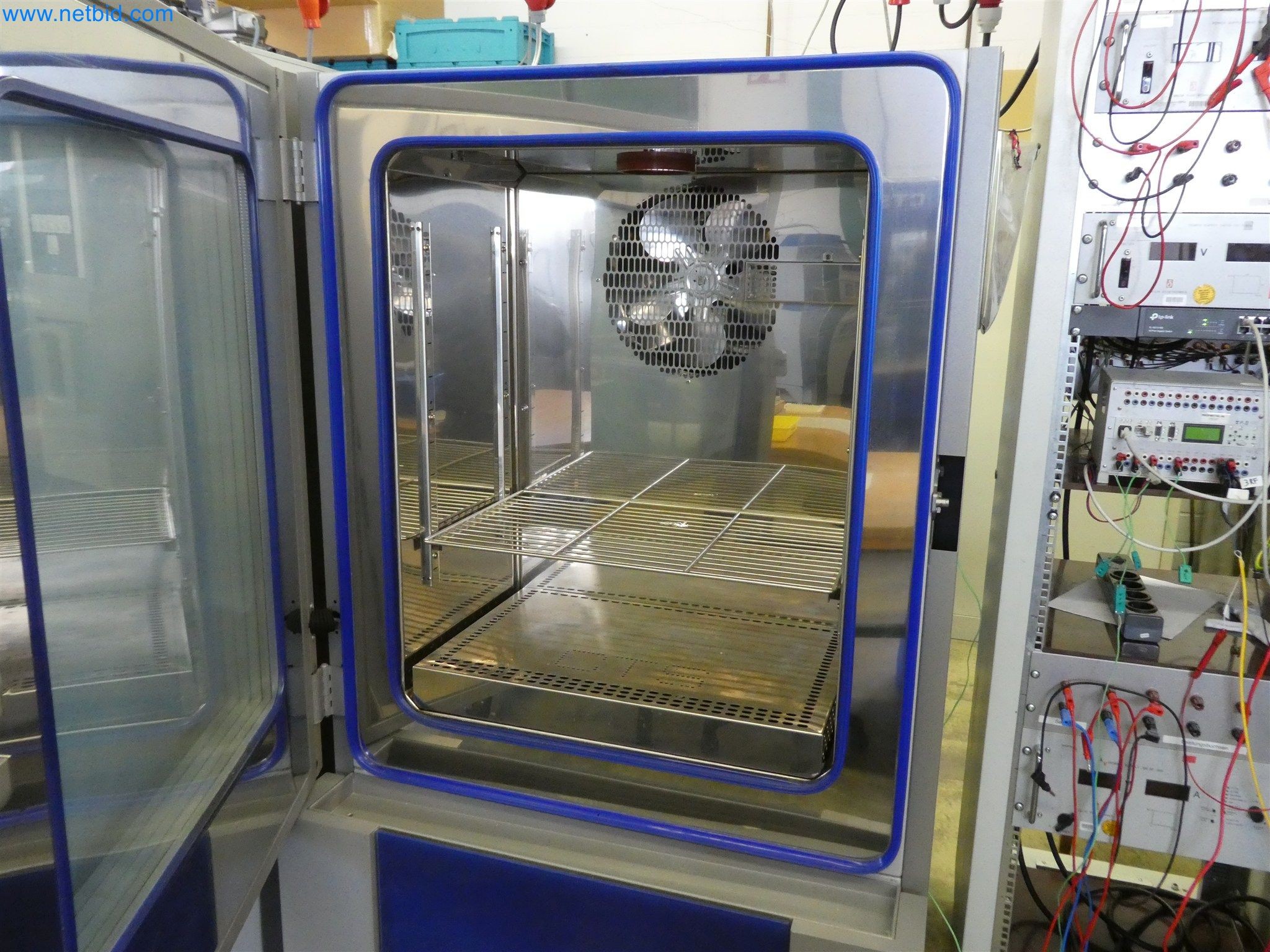 Máquinas de moldeo por inyección, máquinas CNC y líneas de montaje para elementos calefactores y componentes de automoción-7