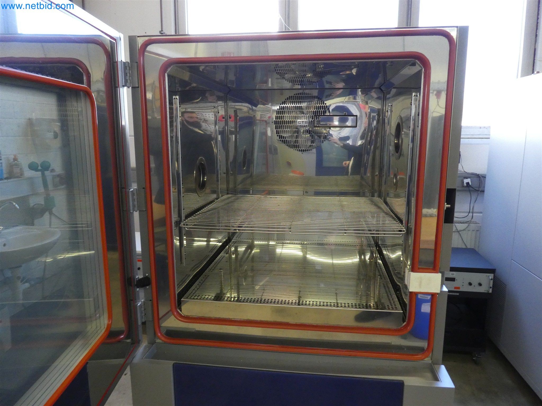 Máquinas de moldeo por inyección, máquinas CNC y líneas de montaje para elementos calefactores y componentes de automoción-3