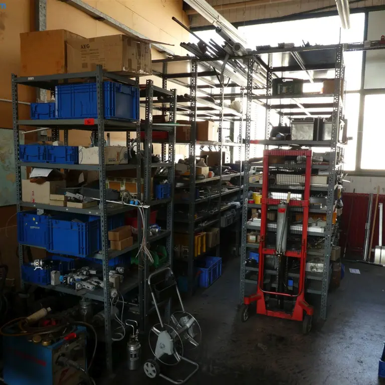 13 lfm. Rayonnage de stockage