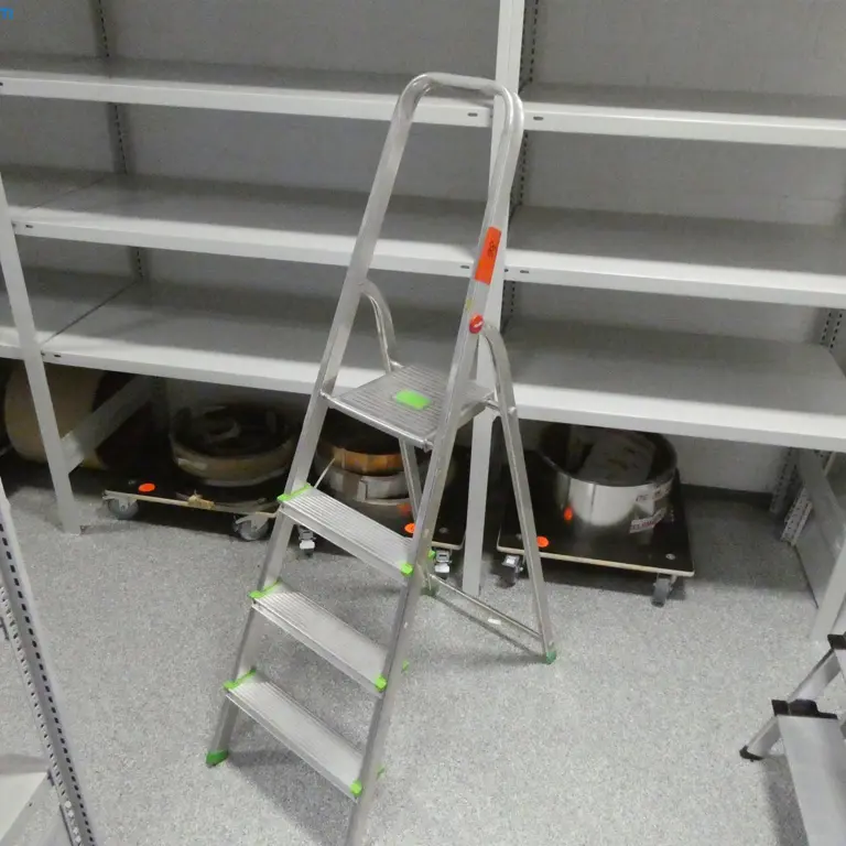 Escada dobrável em alumínio Hailo