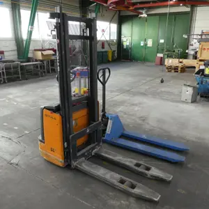 Electric pallet truck Still