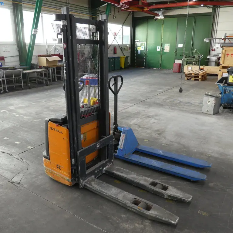 Electric pallet truck Still