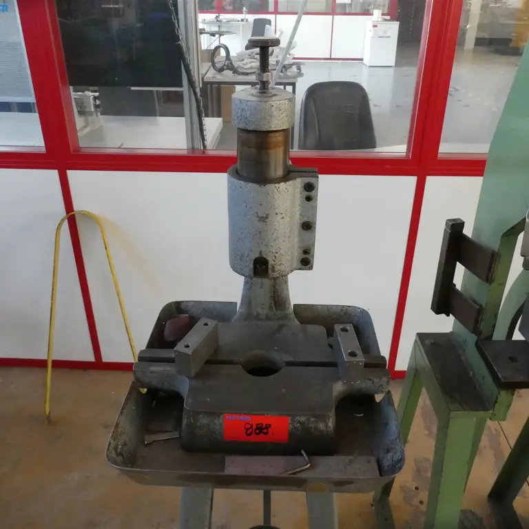 ligne de poinçonnage manuel Wörner