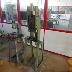 poinçonnage manuel sur pied