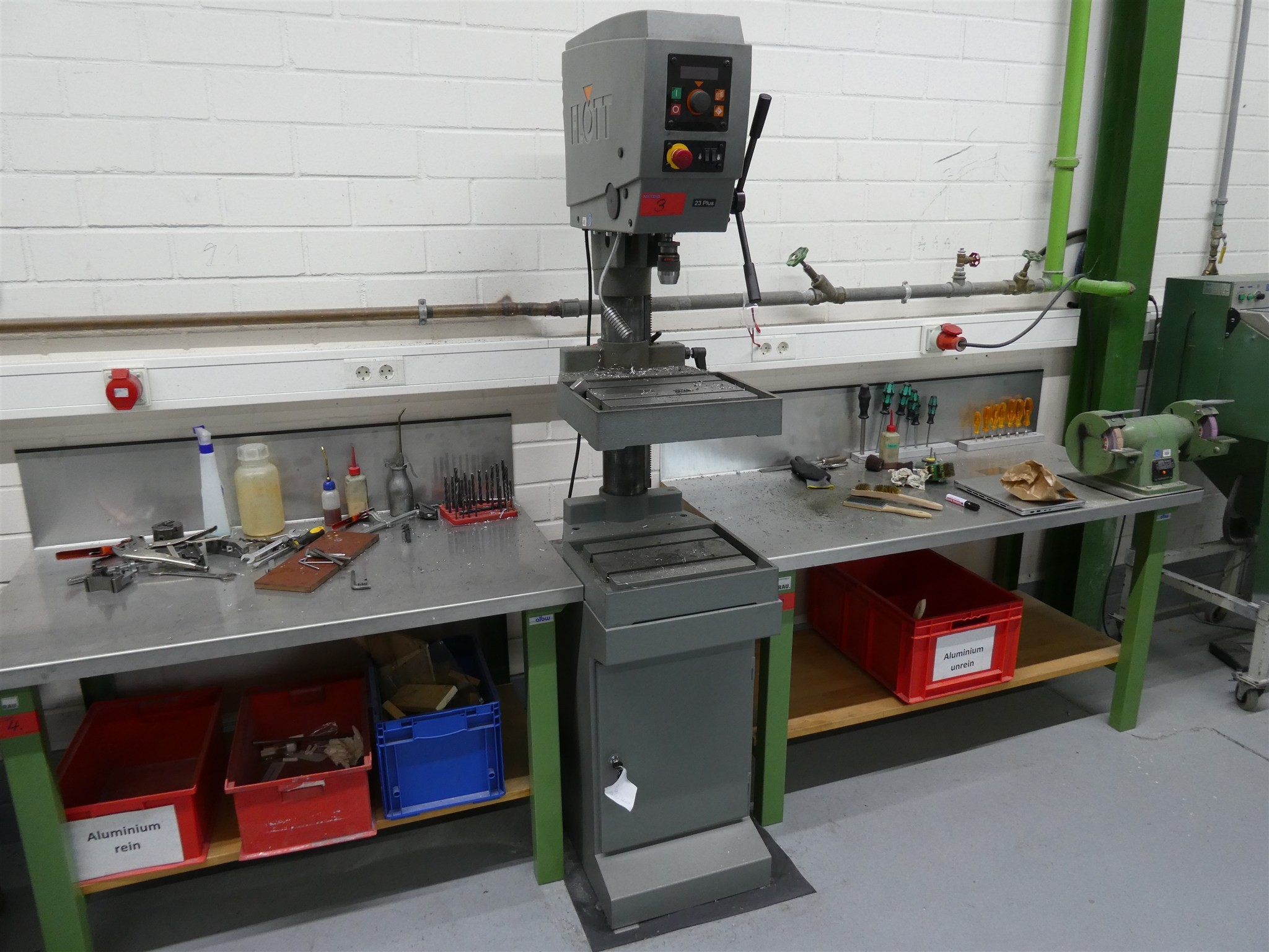 Machines de moulage par injection, machines CNC & lignes d'assemblage pour les éléments chauffants et les composants automobiles-1