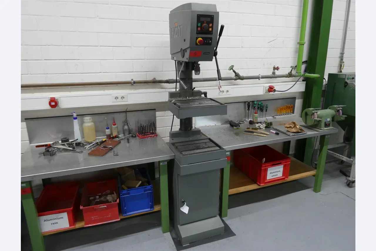 Machines de moulage par injection, machines CNC & lignes d'assemblage pour les éléments chauffants et les composants automobiles-1