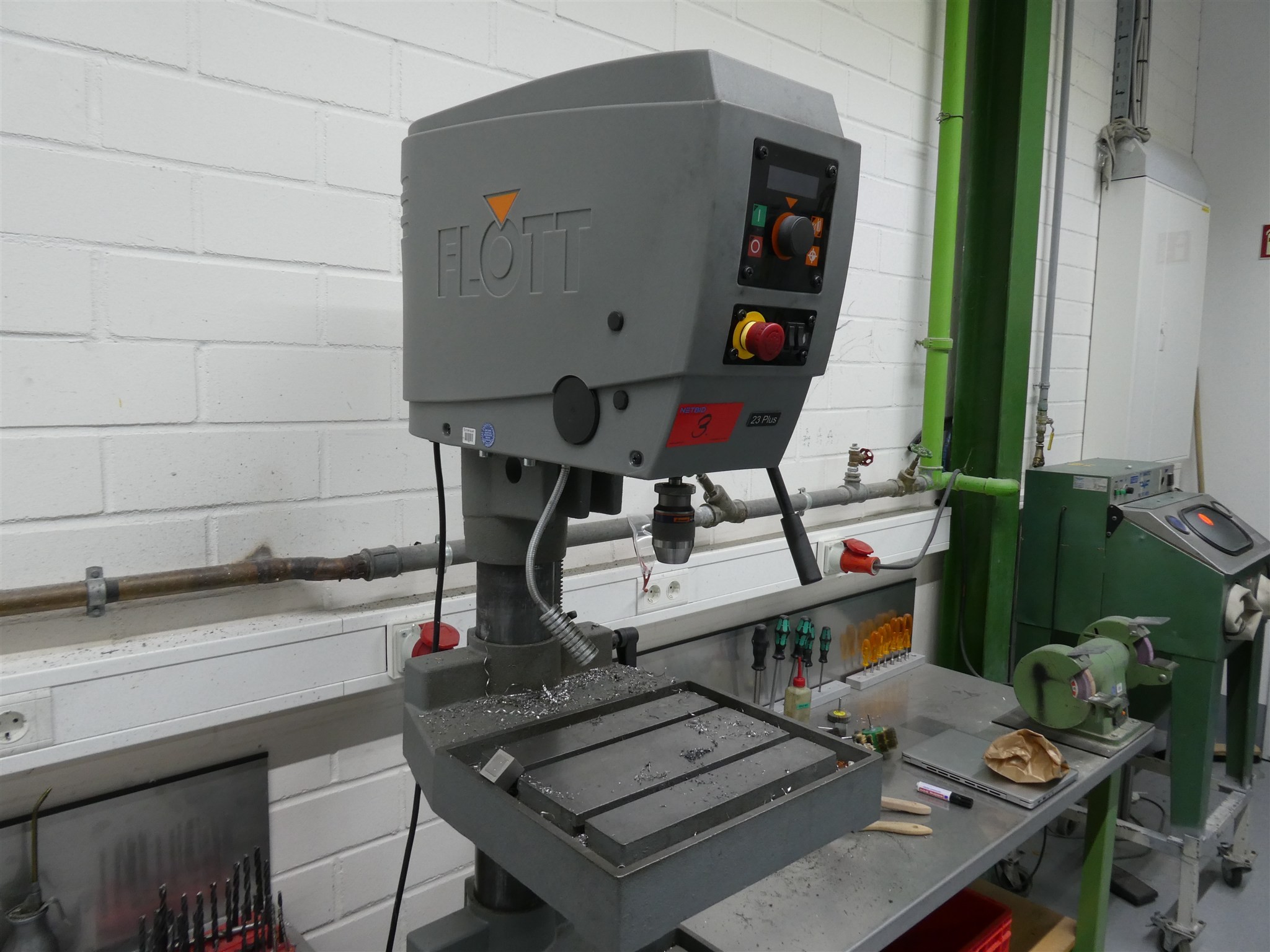 Machines de moulage par injection, machines CNC & lignes d'assemblage pour les éléments chauffants et les composants automobiles-2