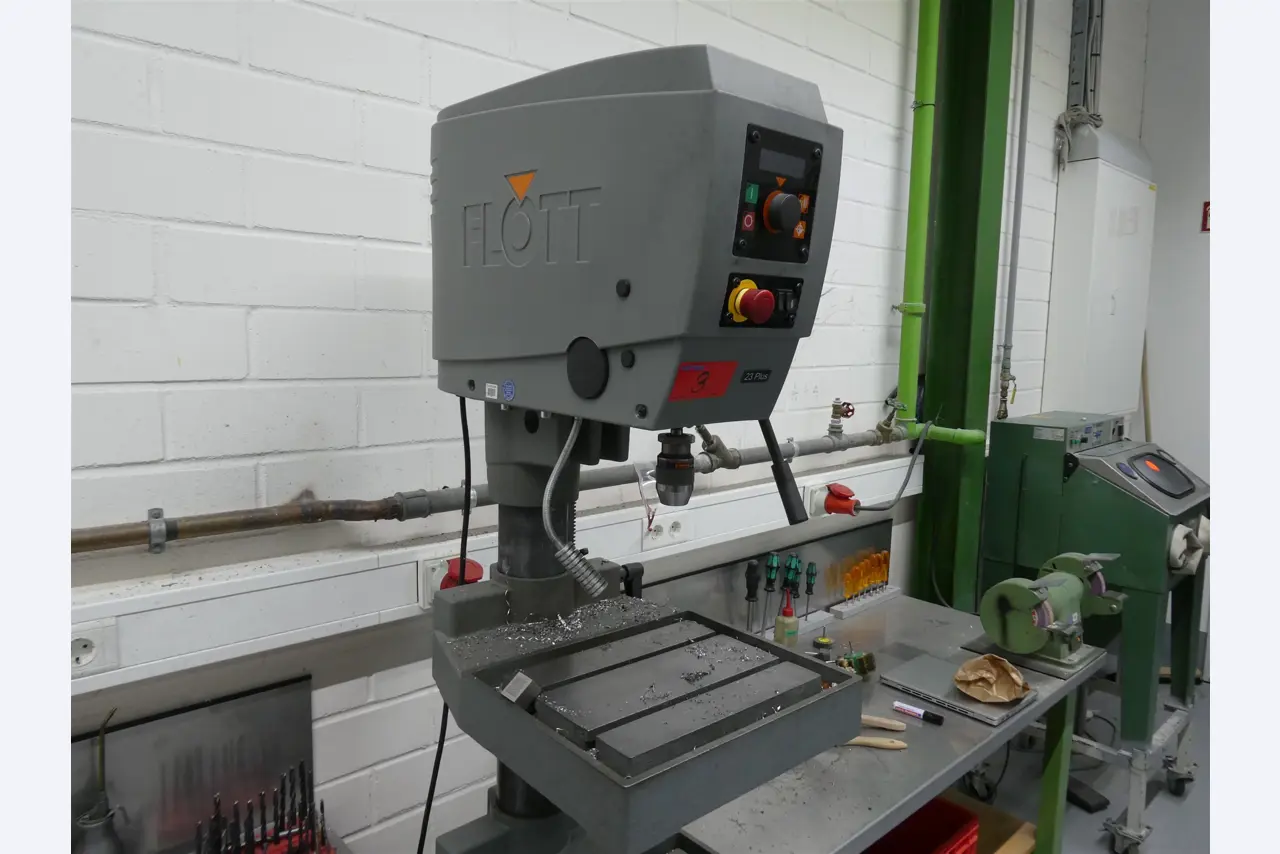 Machines de moulage par injection, machines CNC & lignes d'assemblage pour les éléments chauffants et les composants automobiles-2