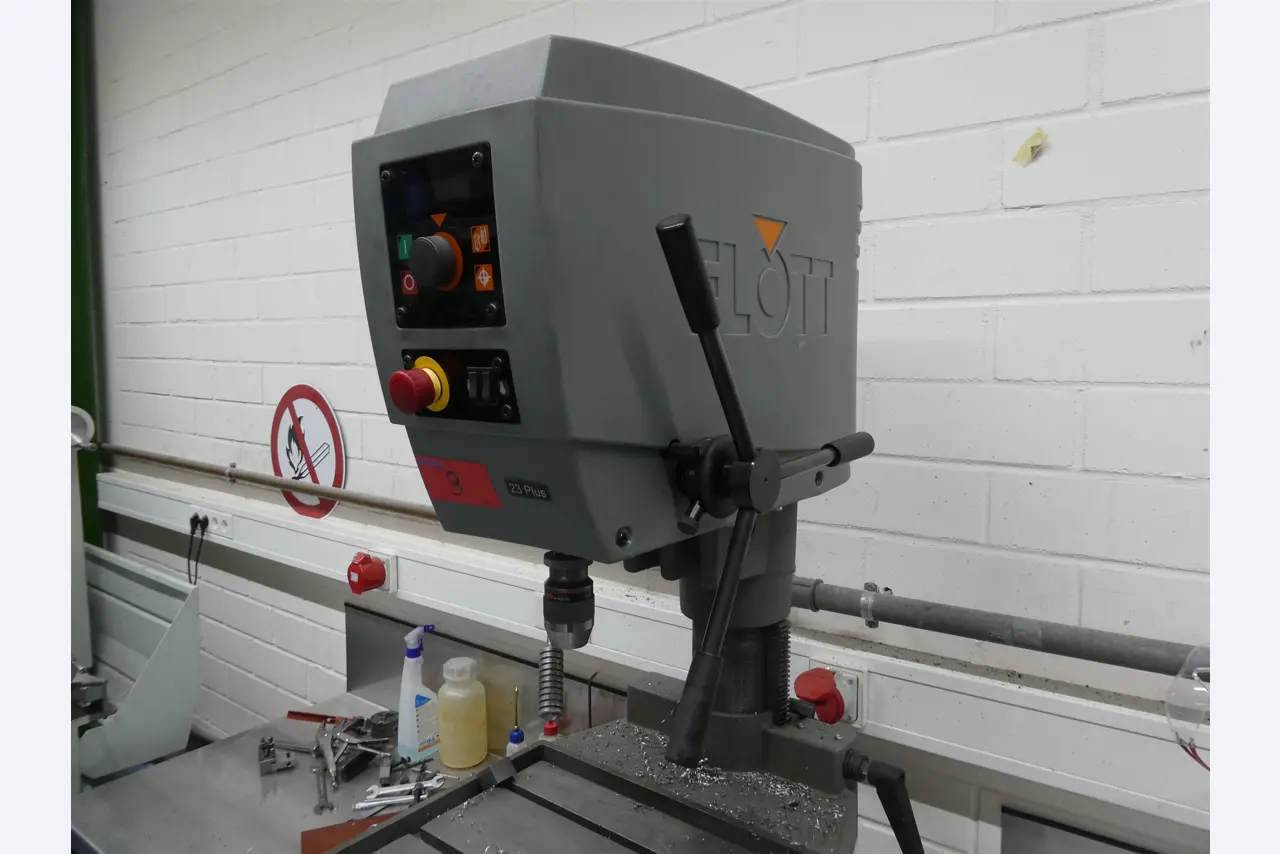 Machines de moulage par injection, machines CNC & lignes d'assemblage pour les éléments chauffants et les composants automobiles-3