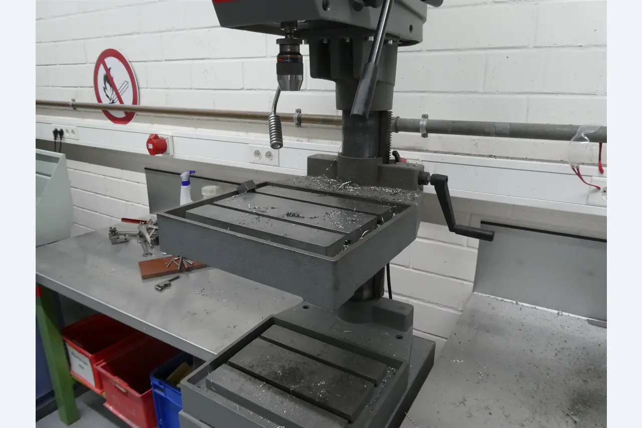 Machines de moulage par injection, machines CNC & lignes d'assemblage pour les éléments chauffants et les composants automobiles-4