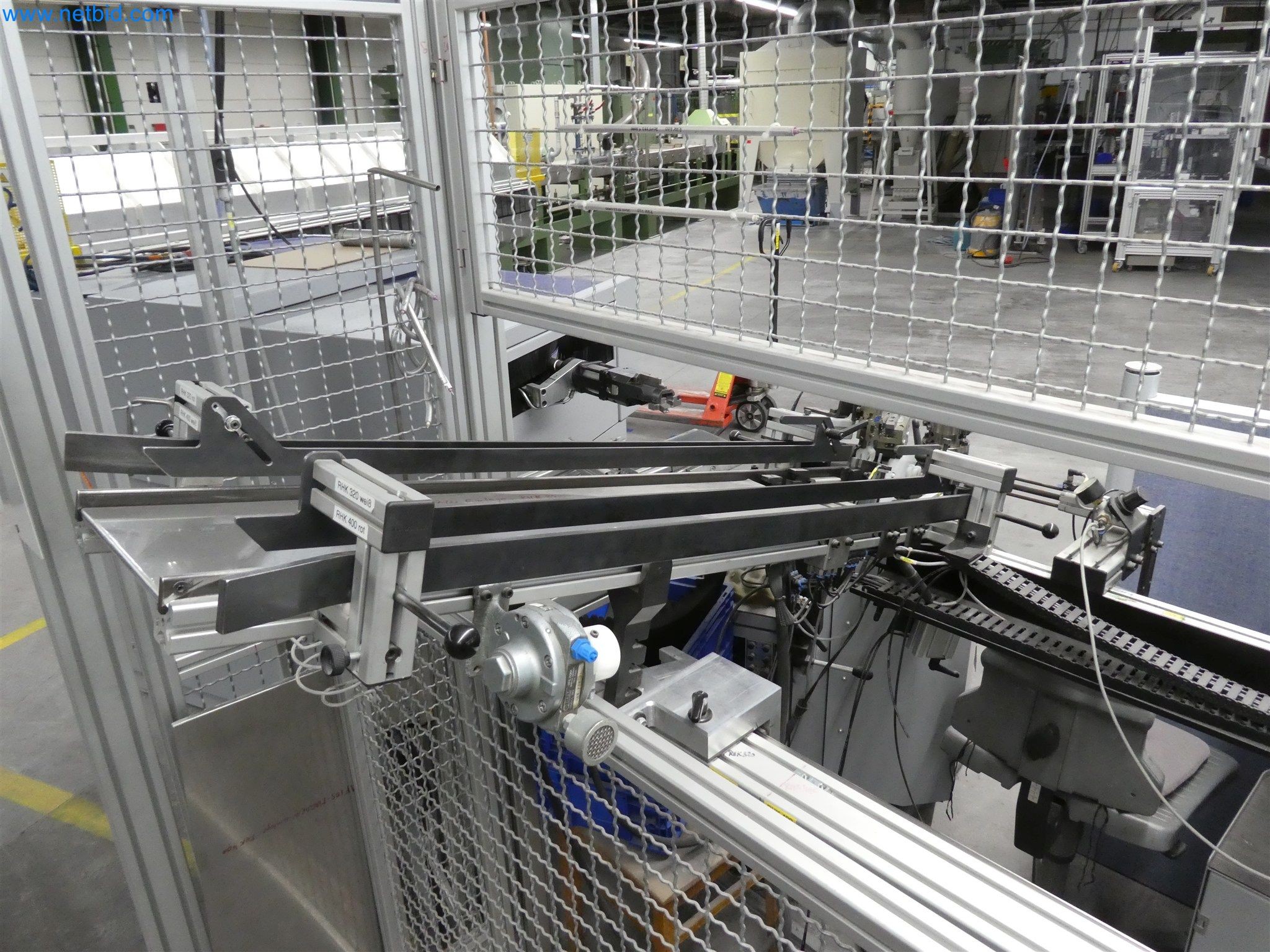 Máquinas de moldagem por injeção, máquinas CNC e linhas de montagem para elementos de aquecimento e componentes automóveis-13